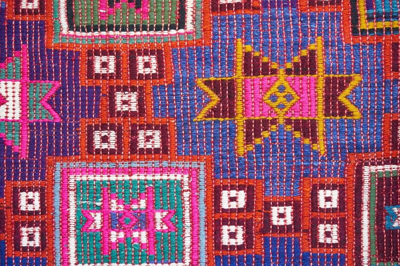 The Difference between Handmade and Machine-made Rugs.